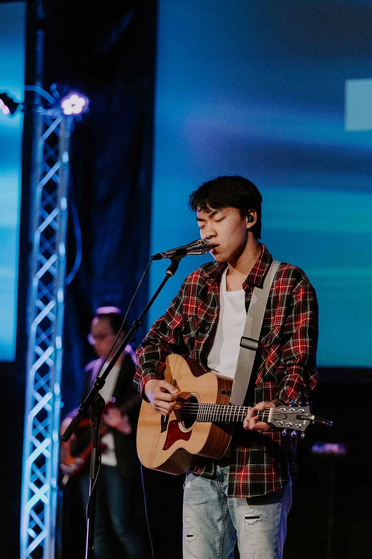 student leading worship in chapel in worship ministry degree