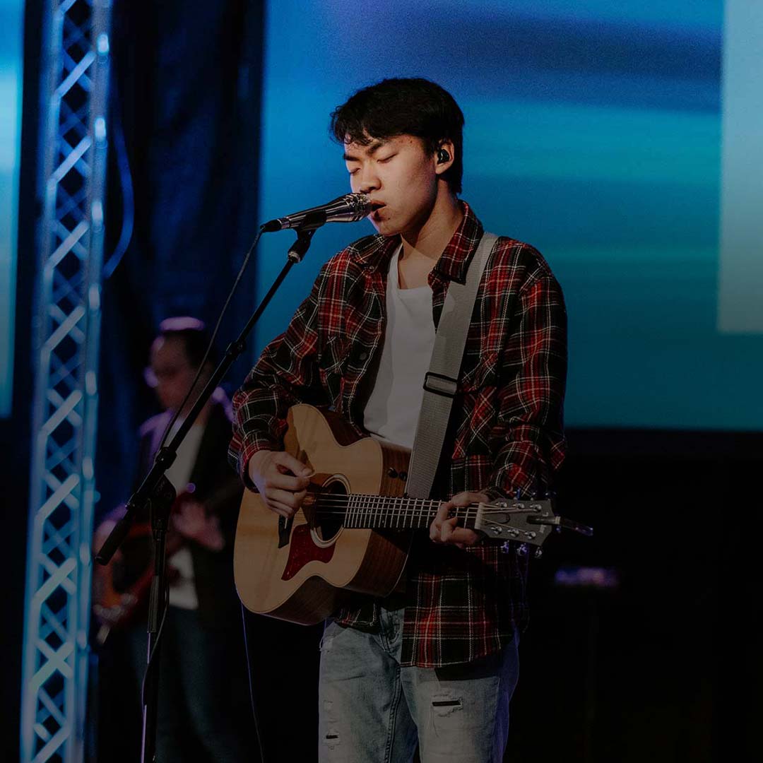 student singing worship christian colleges in minnesota